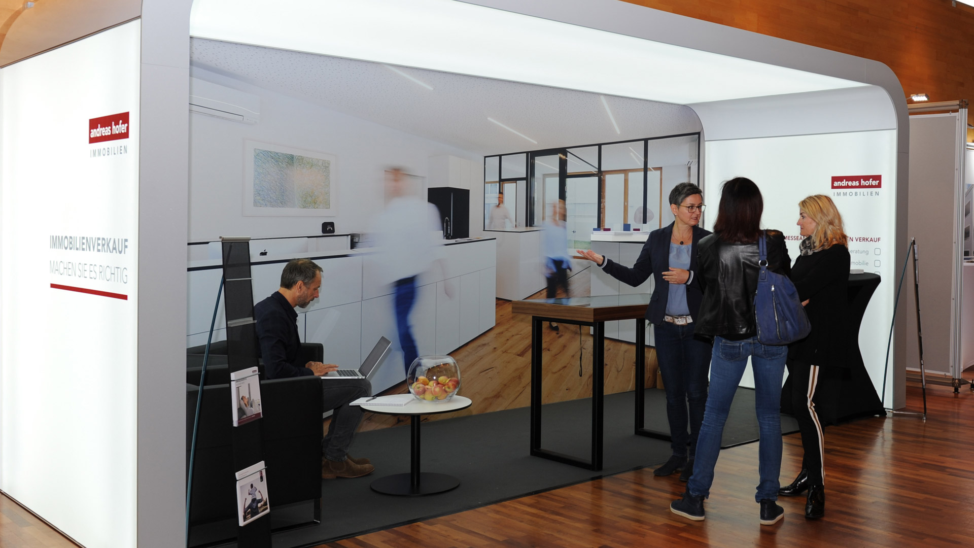 Der visionDESK am Messestand von Andreas Hofer Immobilien